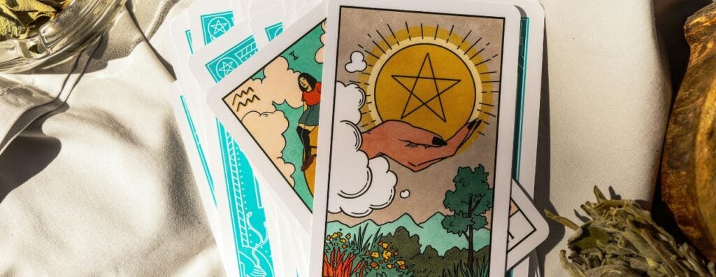 Carte de taro posées sur un drap blanc représentant l'étoile