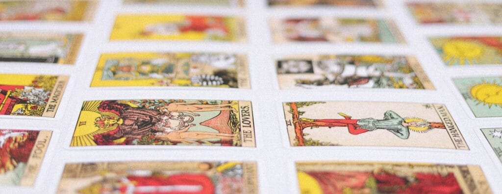 Cartes de tarot posées face recto
